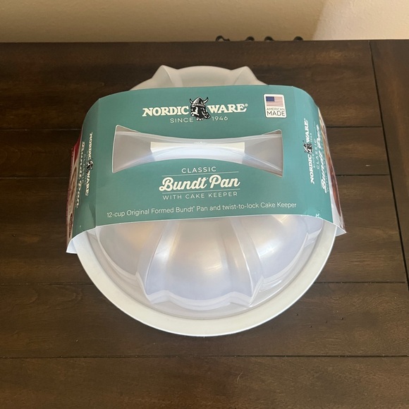 Nordic Ware Classic Bundt pan with Translucent Cake Keep – NWT – MADE IN USA - Picture 2 of 4